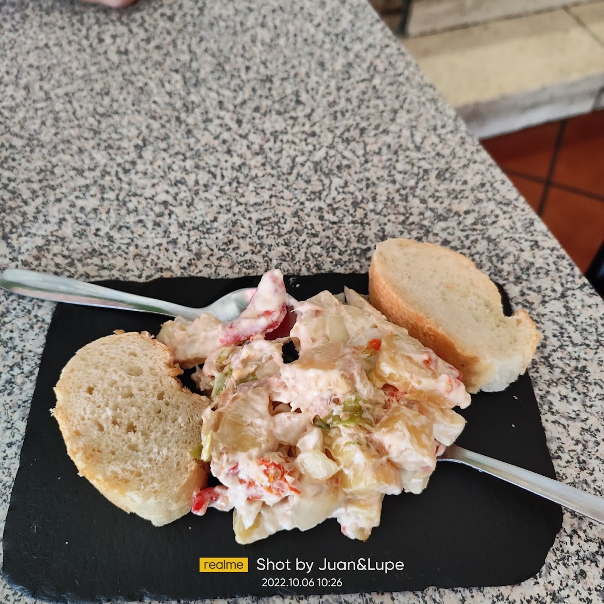 Ensalada con pan artesano y mariscos