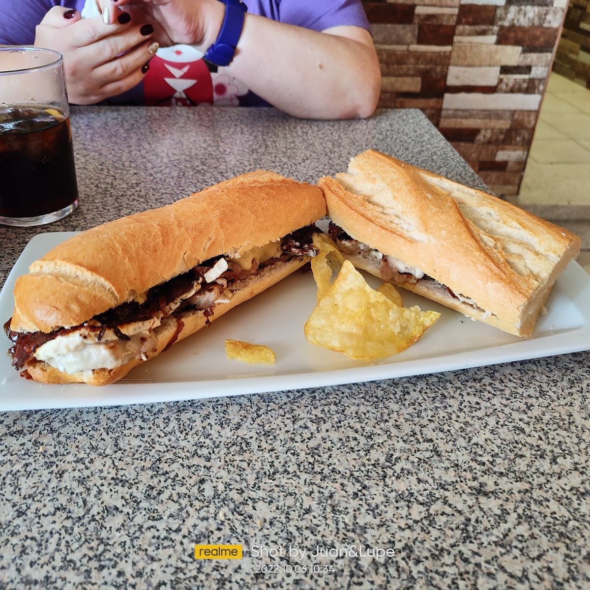 Sándwich grande con carne y patatas fritas