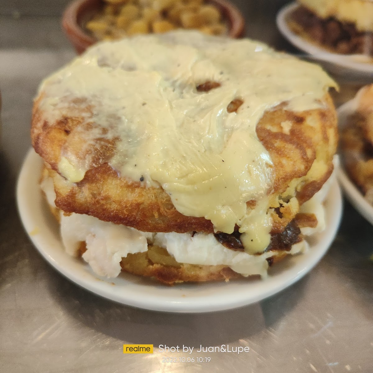 Plato con tortilla apilada y salsa especial